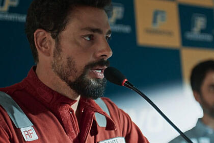 Cauã Reymond, como Dante, em trecho da estreia da 2ª temporada de Ilha de Ferro
