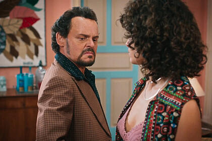 Matheus narchtergaele em cena do episódio de estreia da série cine holliúdy