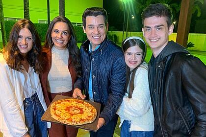 Carla vilhena ao lado de celso portioli e seus filhos nos bastidores do especial nossos pais