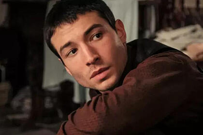 Ezra Miller com um olhar sério