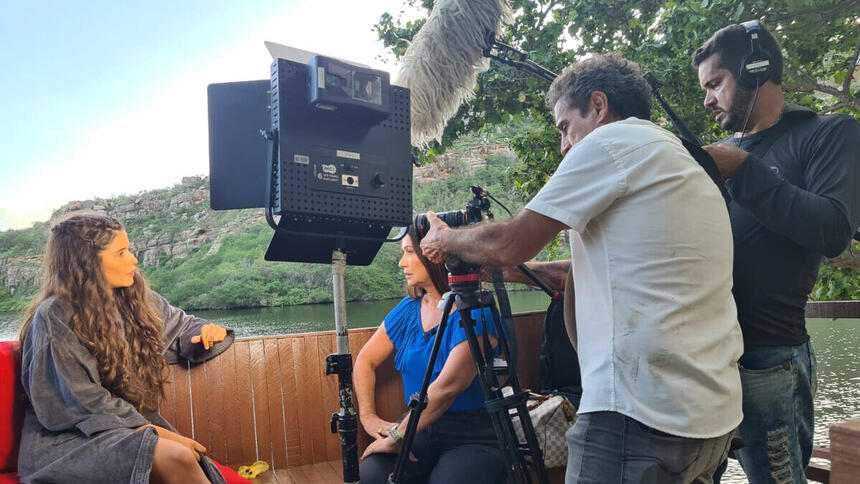 Isadora Cruz nos bastidores da entrevista para Beatriz Castro, em trecho do Globo Repóter sobre a estreia de Mar do Sertão