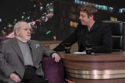 Jô Soares sentado no sofá, ao lado de Fabio Porchat, em trecho do Programa do porchat