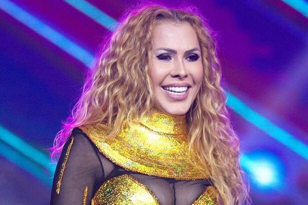 Joelma sorrindo, com mesmo figurino do DVD durante apresentação no Faustão na Band