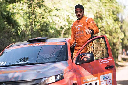 Leandro Lima posado na porta do carro no Rally dos Sertões