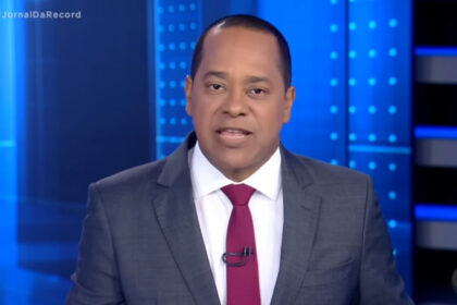 Luiz fara monteiro em trecho do jornal da record, na bancada