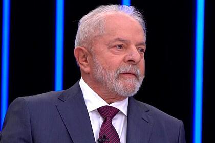 Lula de palitó azul e gravata na cor magenta durante entrevista no Jornal Nacional