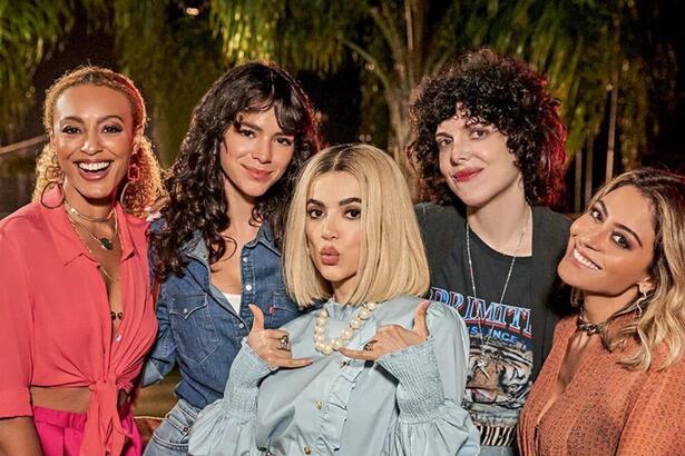 Protagonistas de Maldivas reunidas: Sheron Menezzes, Bruna Marquezine, Manu Gavassi, Natalia Klein e Carol Castro