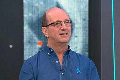 Marcos Uchôa de camisa azul