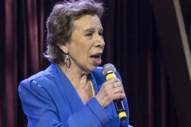 Marilene Galvão com microfone nas mãos