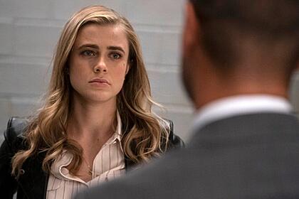Melissa Roxburgh com um olhar sério