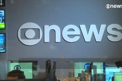 Novo logo da GloboNews estampado na parede da reação de jornalismo da GloboNews