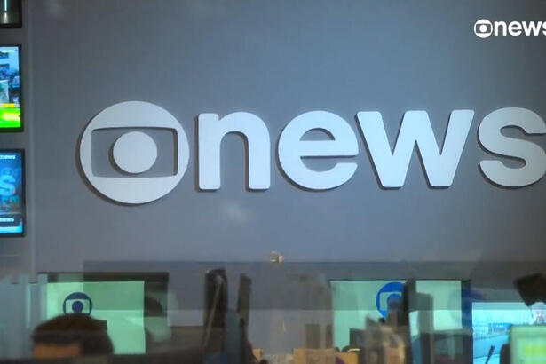 Novo logo da GloboNews estampado na parede da reação de jornalismo da GloboNews