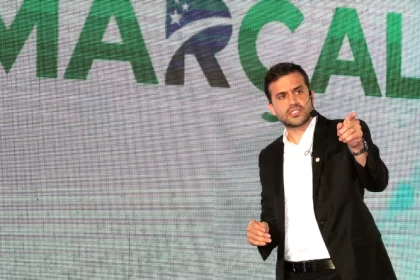 Pablo Marçal em um evento oficial do Pros, em frente a um telão