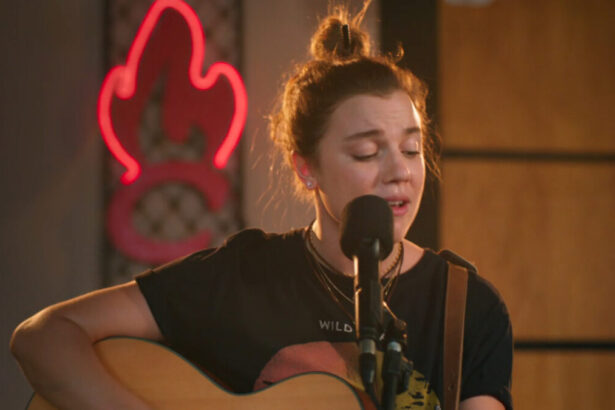 Alice Wegmann tocando violão em trecho da série Rensga Hits!
