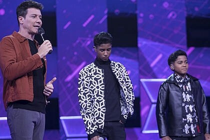Rodrigo faro, ao lado da dupla washington e gustavo, nos estúdios do canta comigo teen