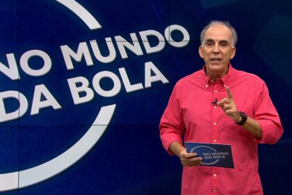 Sergio du Bocage nos estúdios do No Mundo da Bola, em frente ao telão