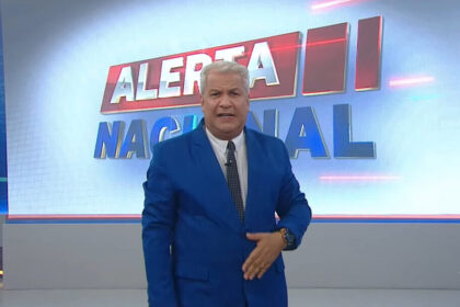 Sikêra júnior em trecho do alerta nacional, diretamente dos estúdios do programa, em frente ao telão