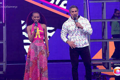 Taís araújo sorrindo ao lado de marcos mion no palco do criança esperança 2022