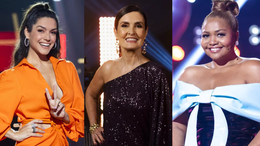 Thaís Fersoza de camisa laranja, sorrindo, fazendo um 2 com a mão (marca do programa); Fátima Bernardes de vestido brilhoso preto, sorrindo, com a mão na cintura direita; Gaby Amarantos com vestido azul claro e detalhes pretos, sorrindo, durante gravação do The Voice Kids;