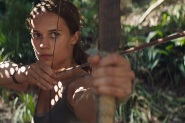 Trecho do filme Tomb Raider: A Origem, exibido pela TV Globo