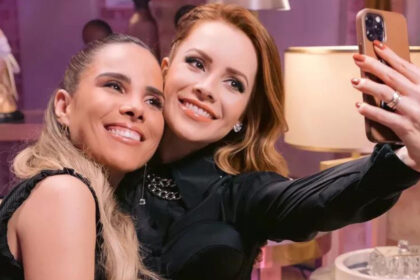 Wanessa Camargo e Sandy abraçadas fotografando