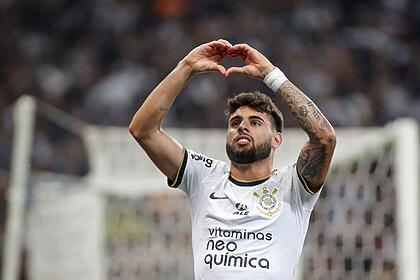 Yuri alberto comemorando um dos gols pelo corinthians fazendo um coração com as mãos