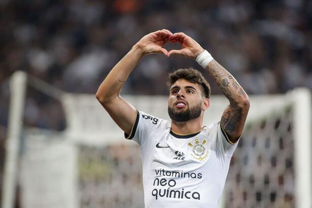 Yuri Alberto comemorando um dos gols pelo Corinthians fazendo um coração com as mãos