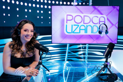 Ariany Rollim nos estúdios do Podcalizando