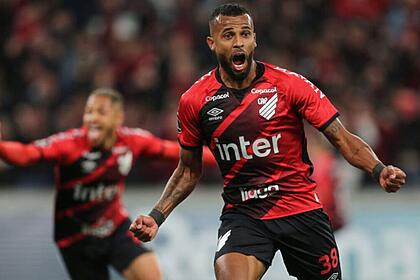 Alex santana comemorando o gol da vitória do athletico/pr contar o palmeiras pela libertadores