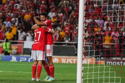 Jogadores do benfica comemorando gol em partida pela liga dos campeões, em jogo contra o dínamo de kiev