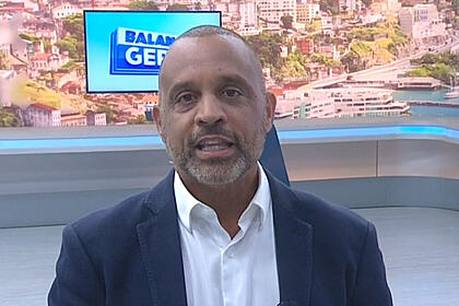 Bocão com a cabeça raspada apresentando o Balanço Geral BA