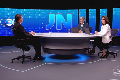 Bolsonaro no estúdio especial da tv globo de frente a william bonner e renata vasconcellos