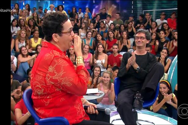 Claudia Jimenez de frente a Serginho Groisman no Altas Horas
