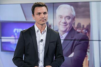 Diogo Esteves no palco de um programa especial sobre Marcelo Rezende
