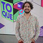 George Sauma em frente ao telão do Toque de Caixa no Caldeirão com Mion