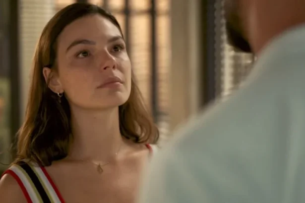 Isis Valverde encara um homem em cena de Amor de Mãe