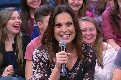 Laura Muller em trecho de uma participação no programa Altas Horas, com a plateia ao fundo