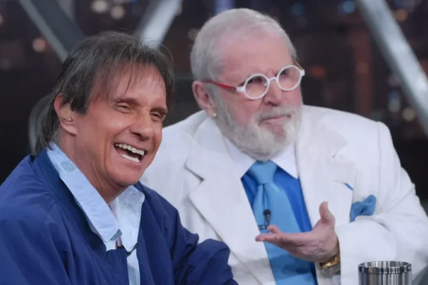 Roberto Carlos ao lado de Jô Soares, em um dos trechos do Programa do Jô
