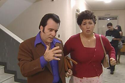 Tony Ramos descendo de uma escada e encontrando com Claudia Jimenez em cena da novela As Filhas da Mãe