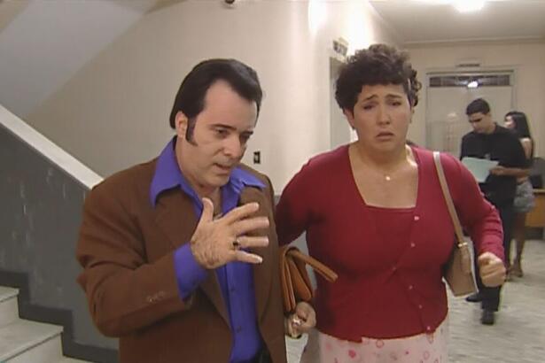 Tony Ramos descendo de uma escada e encontrando com Claudia Jimenez em cena da novela As Filhas da Mãe