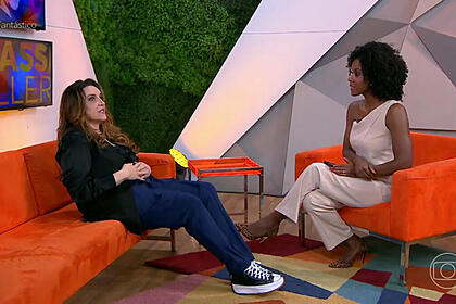 Ana Carolina conversando com Maju Coutinho no Fantástico