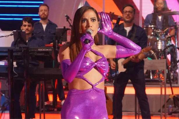 Anitta se apresentando no palco do Caldeirão