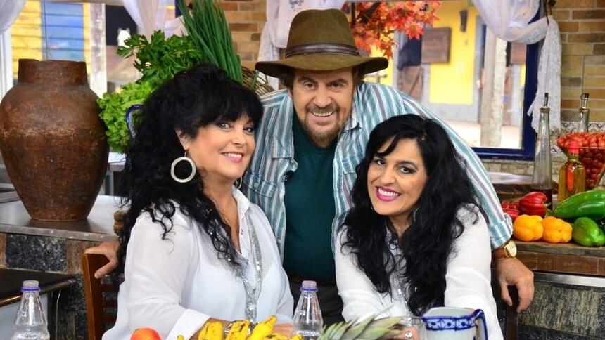Dupla As Marcianas, ao lado de Paulinho Del Ribeiro, nos estúdios do Canto e a Sabor do Brasil