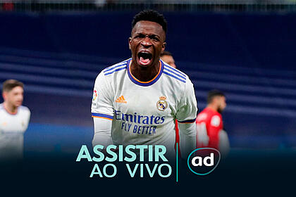 Vinícius Júnior comemorando um gol com a camisa do Real Madrid
