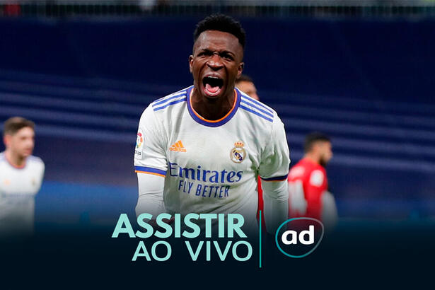 Vinícius Júnior comemorando um gol com a camisa do Real Madrid