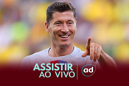Lewandowski apontando o dedo para frente, vestindo a camisa do Barcelona