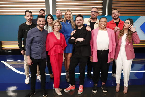 Jefferson Oliveira, do Portal Alta Definição, ao lado de Gabriel Vaquer, Chico Barney, Gilson Silveira, Keila Jimenez, Adriane Galisteu, Gabriel Perline, Rodrigo Carelli, Aline Ramos, Lucas Selfie e Bia Cioff