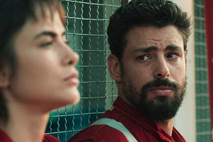 Cauã reymond e maria casadevall em trecho da série ilha de ferro