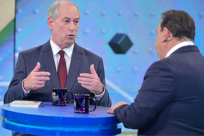 Ciro gomes gesticulando com as mãos em trecho da sabatina com ratinho