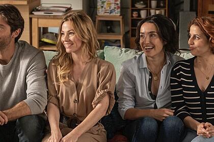 Elenco de Desventuras de Amor em Paris durante gravações da série
